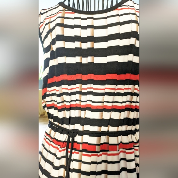 Tiana B.Striped multicolored Dress with stretch. Size 16 - Picture 2 of 3